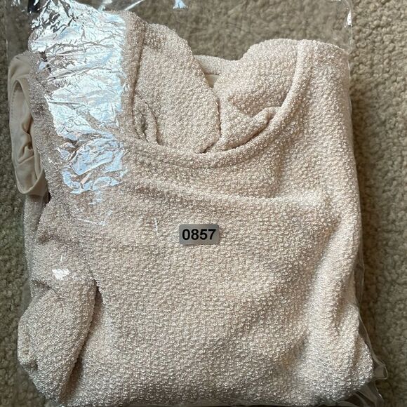 ASTR Low V Open Back Long Puff Sleeve Cream Bodysuit Size M - Picture 10 of 10